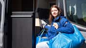Ikea-Zubehör für den Campingbus wird in den Bus getragen