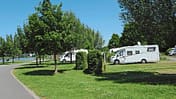 Stellplatz, Wiese, BŠume, Hecken, Caravans, Himmel