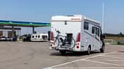Wohnmobile und Wohnwagen auf Rastanlagen