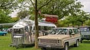 Airstream Tradewind, GMC Jimmy, USA Flagge, Rasen, Baum Airstream Tradewind, GMC Jimmy, USA Flagge, Rasen, Baum