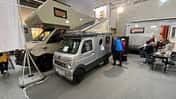 Wanner Silverdreams Mini (2025) auf der CMT Messebesucher betrachtet das Womo