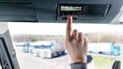 VDO Fahrtenschreiber im Fahrerhaus mit Hand