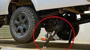 Niveliersystem von Asimo unter einem Campingbus