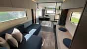 Adria Astella 903 (2026) langer Wohnwagen, Sofa, Sitzecke, Lounge