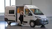 Forster Livin' Up Pro 599 (2026), Außenaufnahme, Frau, Campingbus, Halle