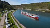 Flussufer mit Wohnmobilen und Schiff