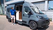 Seitenansicht Mensch, Campingbus, Bürstner