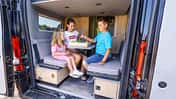 Sitzgruppe hinten, Campingbus, Familie