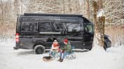 Campingbus, Winter, Paar, Hund Campingbus, Winter, Paar, Hund