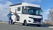 Frankia F-Line Final Edition, Außenaufnahme, Mann, Wohnmobil