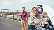 panne, wohnmobil, frau regelt, mann telefoniert, motorhaube, notruf, hilferuf Frau repariert Wohnmobil