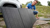 Solartaschen richtig aufstellen. Mit dieser Ausrichtung liefern mobile Solarpanel die meiste Energie.