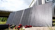 Solartaschen richtig aufstellen. Mit dieser Ausrichtung liefern mobile Solarpanel die meiste Energie.