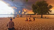 brand, südfrankreich, etang de lacnau, gironde TOPSHOT - Beach goers rest on the beach of Moutchic on the shore of Lake Lacanau (Etang de Lacanau) in Lacanau , southwestern France on July 24, 2026, as clouds of smoke rise into the sky from the Gironde wildfire. The fire raging in the northern part of the Arcachon Basin in Gironde, southwest France, has swept through more than 3,400 hectares, according to the latest figures released by the prefecture. More than 20,000 residents and tourists have been evacuated from this part already devastated by flames in 2022. Scientists have long warned that climate change caused by human use of fossil fuels will make periods of drought more intense and longer-lasting, creating the ideal conditions for wildfires. (Photo by Maximilien LAMY / AFP via Getty Images)