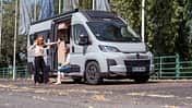 Zwei Frauen vor Hobby ONTOUR VAN 600 FT – Campingbus mit geöffneter Aufbautür, Vanlife-Alltag und Reisevorbereitung.