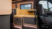 Loungebereich im KEC Mountaineer Grand Expedition mit ausziehbarer Sitzbank und Lagun-Tisch