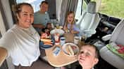 Familie sitz in der Sitzgruppe des Ahorn Camp A 690
