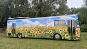Skurile Karren bei Caraworld. Zum Flower-Power-Liner umgebauter Bus.