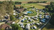 Terme Banovci, Drohnenfoto, Stellplatz, Camping, Pool, Außenaufnahme, Herbst Drohnenaufnahme des Campingplatzes der Terme Banovci mit Stellplätzen, Pool und herbstlicher Landschaft.