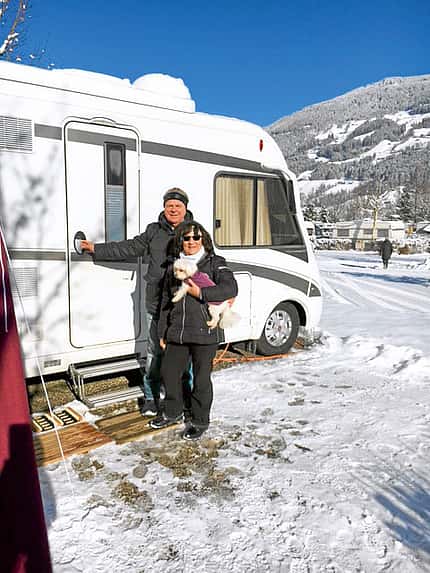 Test, Truma, iNet-Box, Steuerung, App, Heizung, Klimaanlage, Smartphone, Tablet Doris und Bodo Lauterbach vor Reisemobil