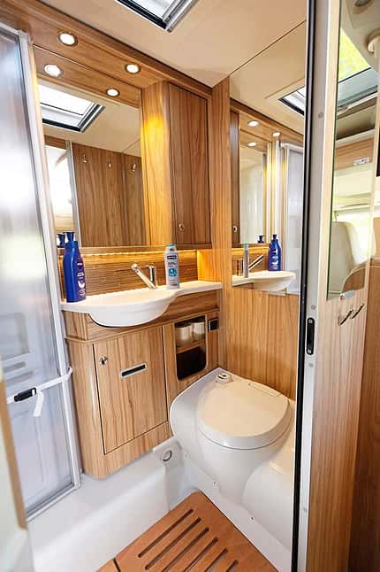 Hymer Exsis-i 588, Kleiderschrank Hymer Exsis-i 588