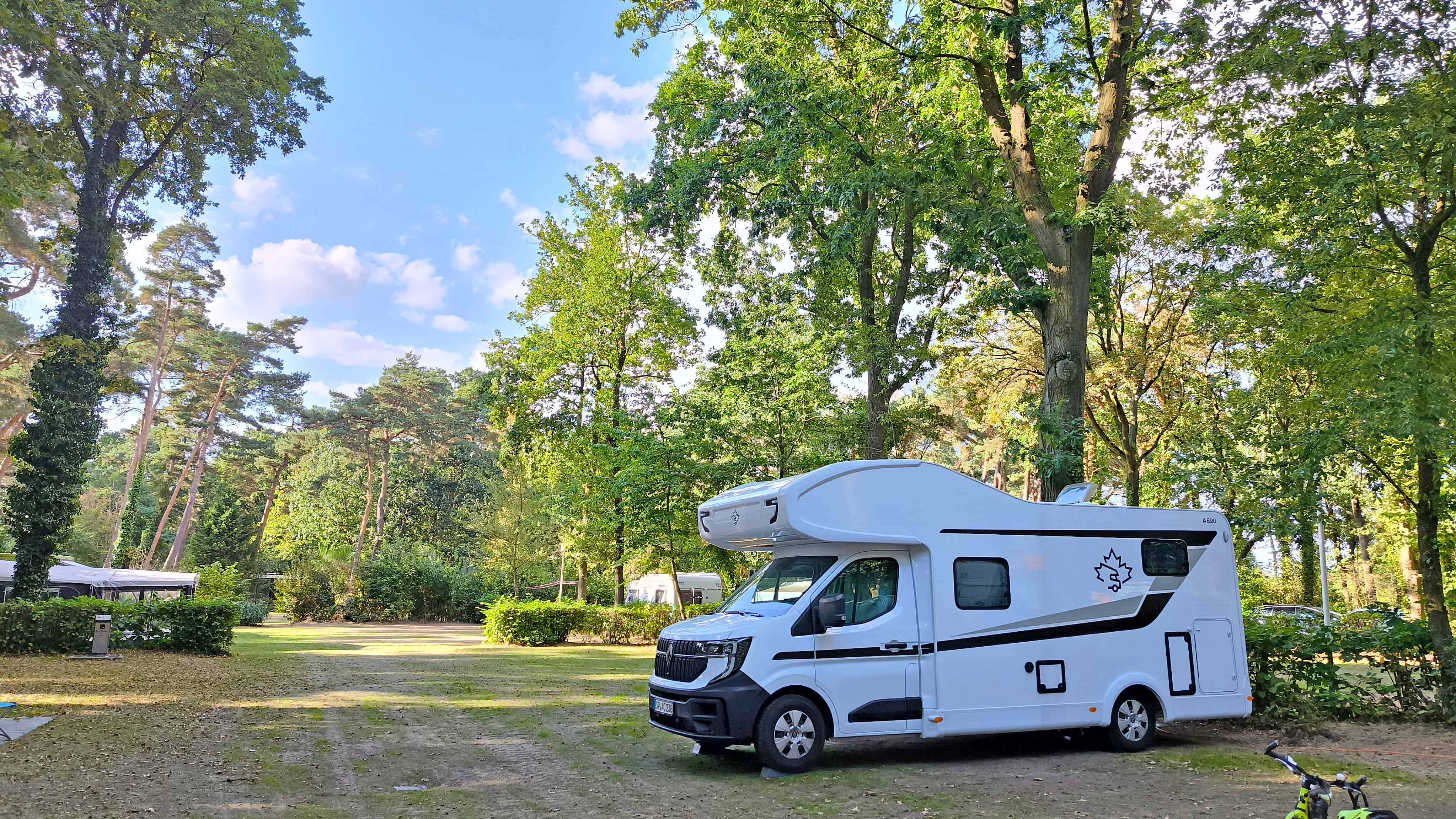 Campingplatz, Alkoven-Wohnmobil, Bäume, Sonne, naturnah Familienurlaub im Ahorn Alkoven A690: Wohnmobil auf naturnahem Campingplatz mit Bäumen und Sonne