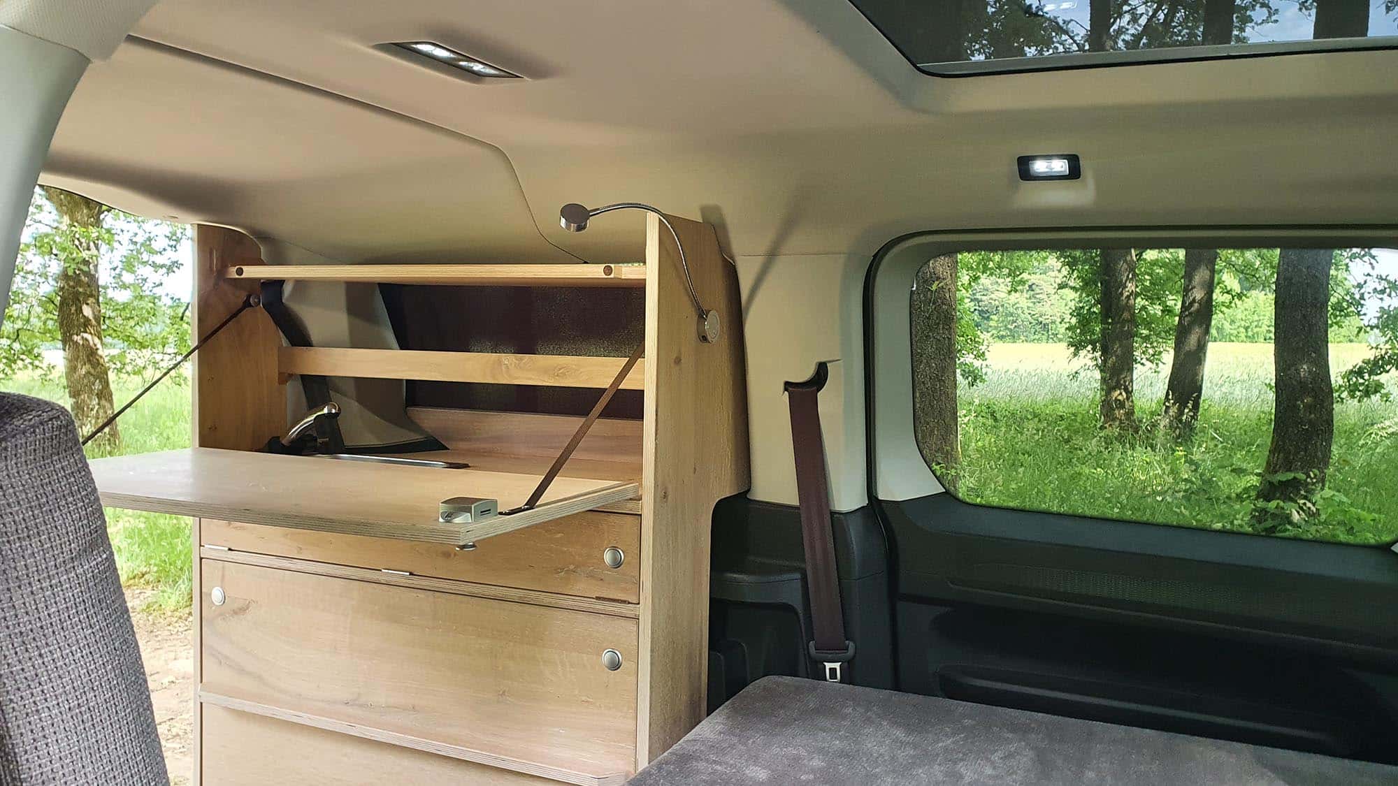 Natrliche Reisemobile: VW Caddy mit Mbelmodul als Mini-Camper